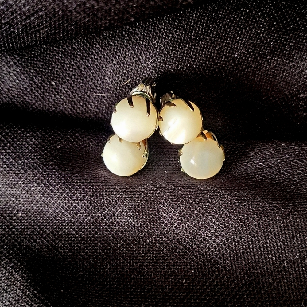 Vintage Mother of Pearl Clip On Earrings